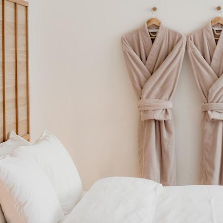 The Oak & Anchor Hotel 仙女港 外观 照片 Two bathrobes hanging on a wall