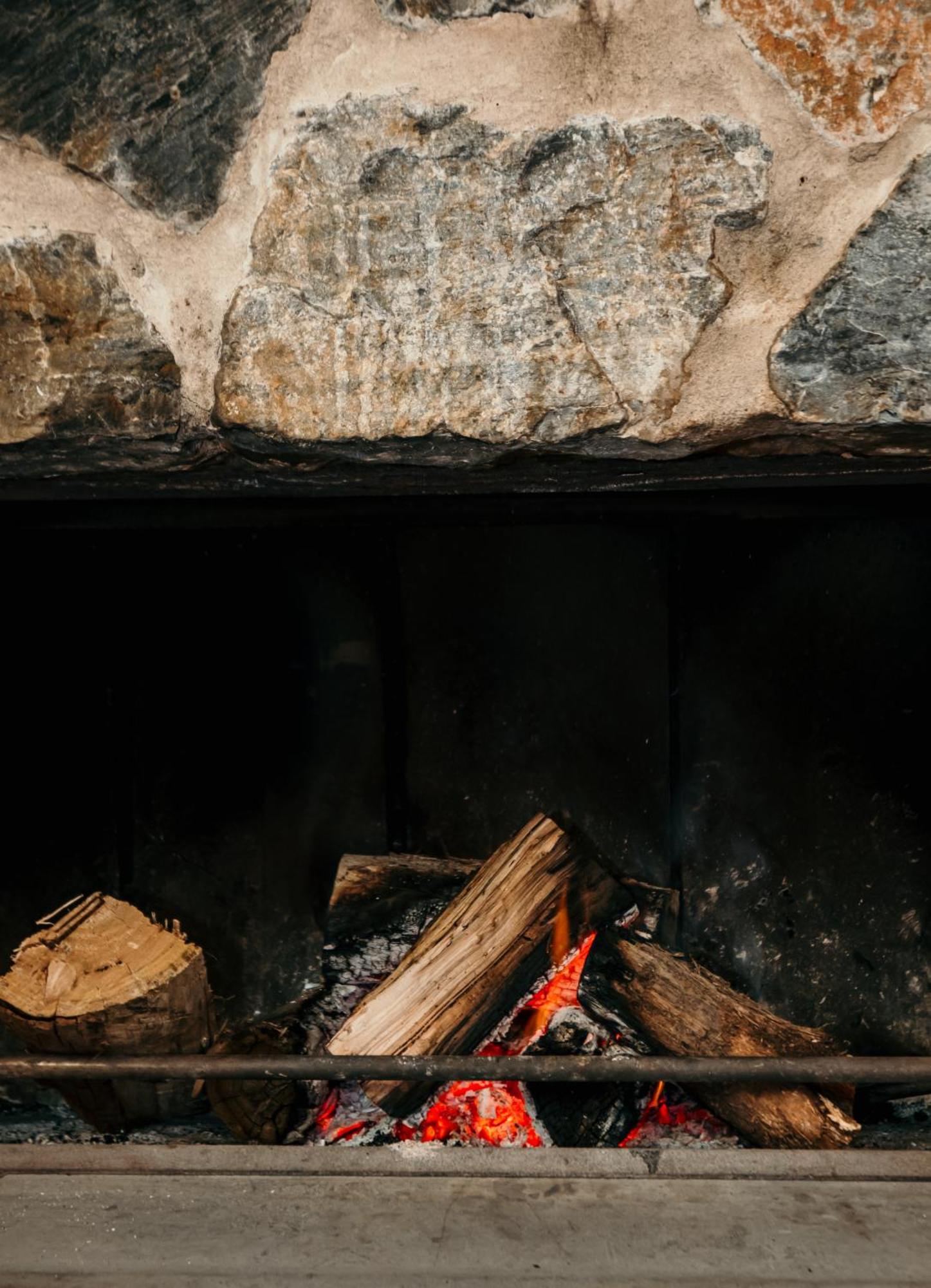 The Oak & Anchor Hotel 仙女港 外观 照片 The interior of a wood-burning fireplace