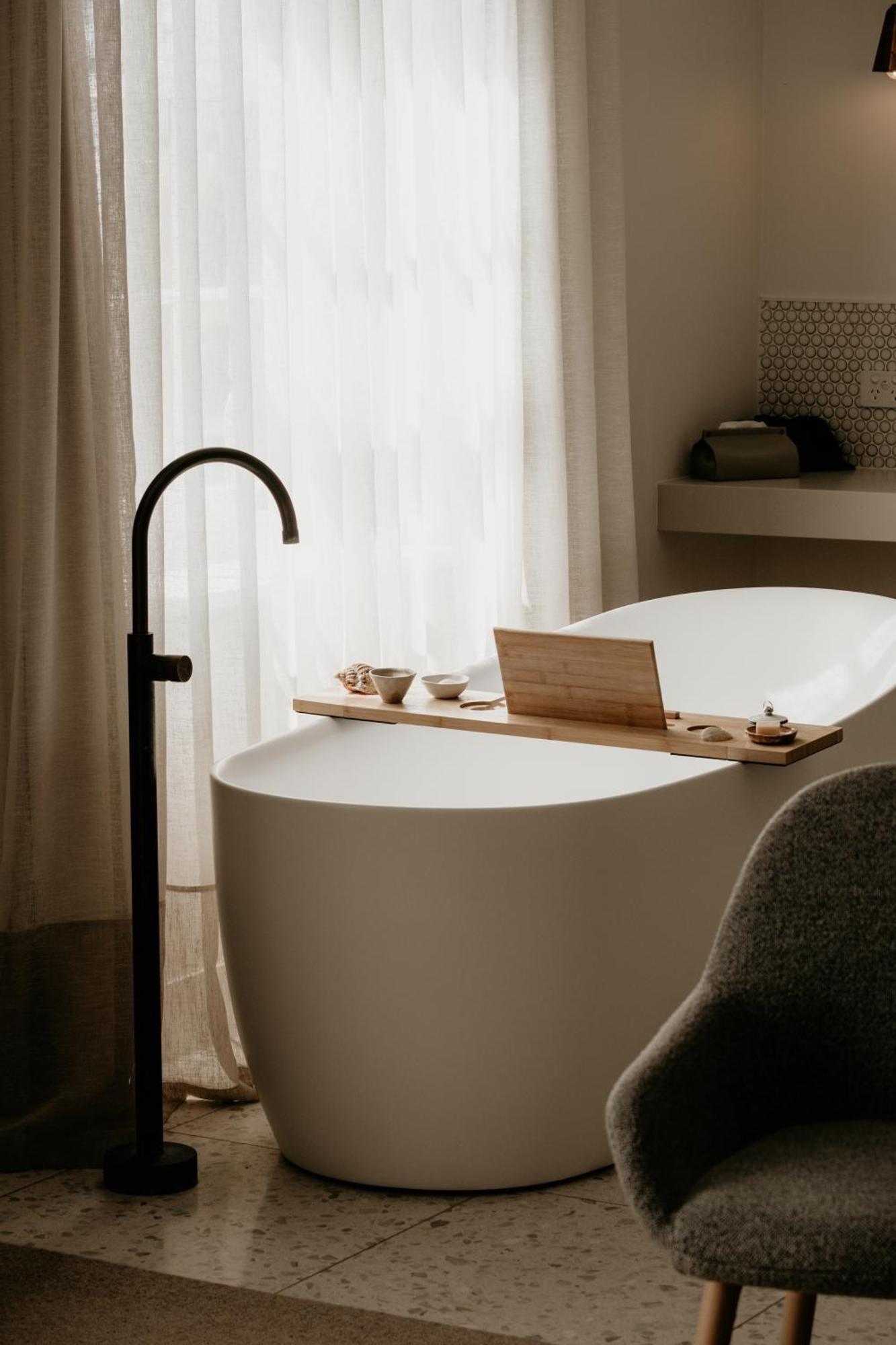 The Oak & Anchor Hotel 仙女港 外观 照片 A freestanding bathtub