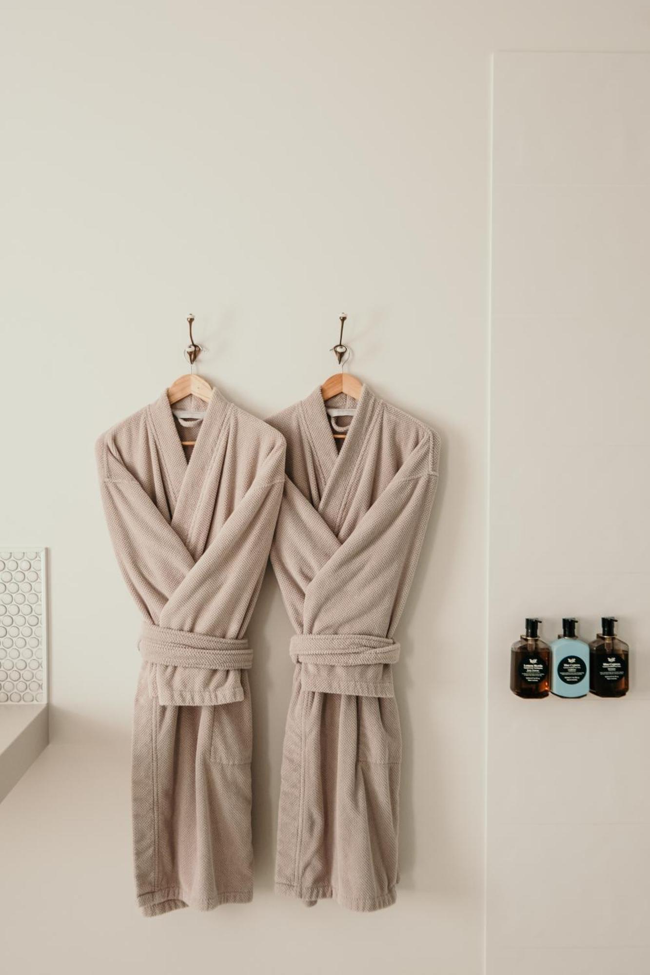 The Oak & Anchor Hotel 仙女港 外观 照片 Two bathrobes hanging on a wall