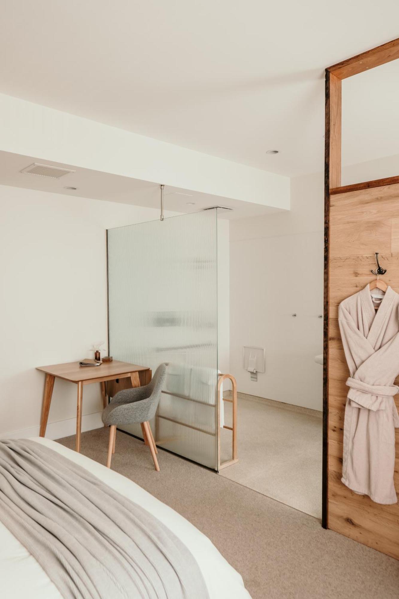 The Oak & Anchor Hotel 仙女港 外观 照片 A shower enclosure