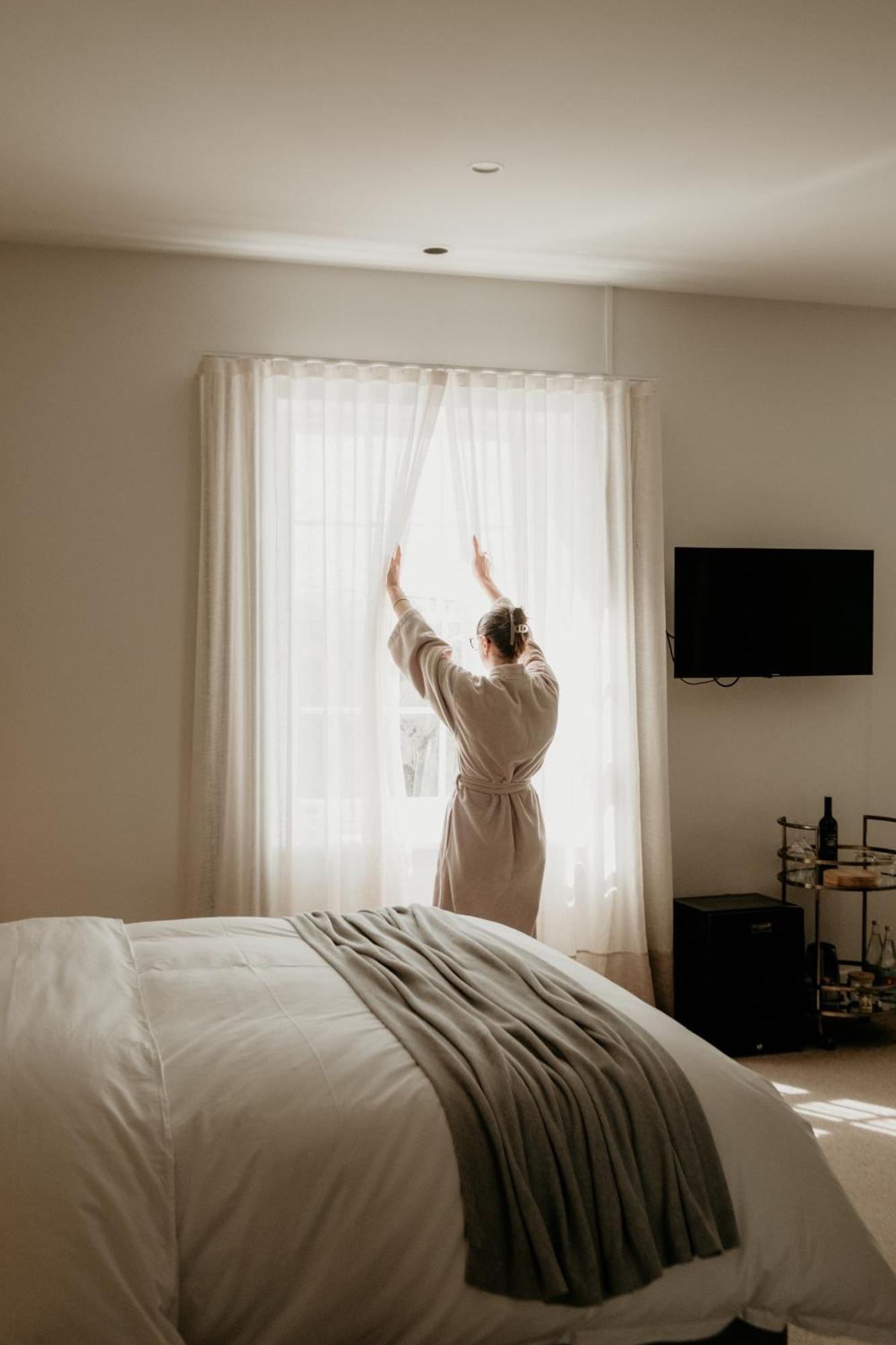 The Oak & Anchor Hotel 仙女港 外观 照片 A woman opening the curtains in the morning