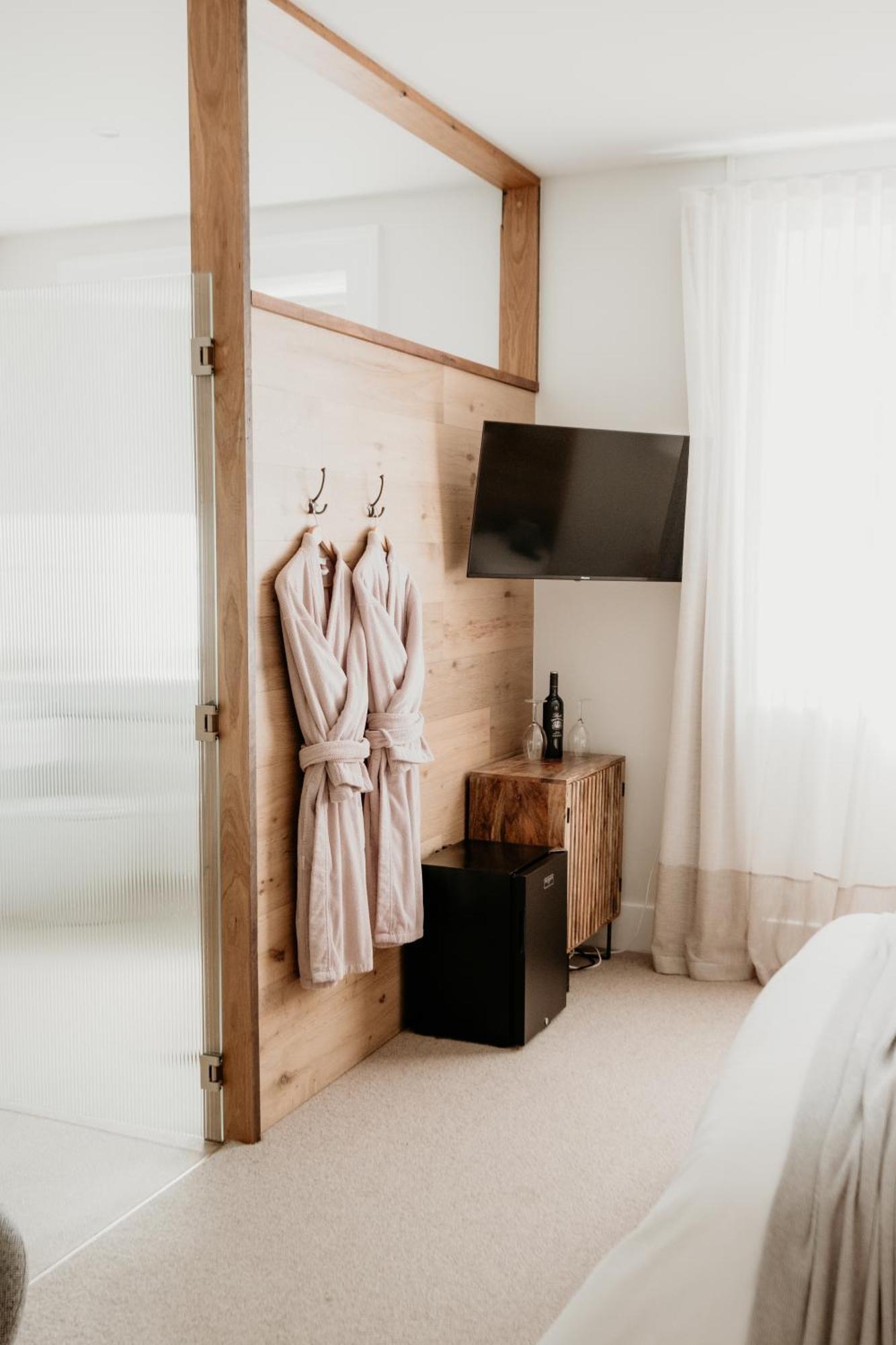 The Oak & Anchor Hotel 仙女港 外观 照片 A bathrobe hanging on a door