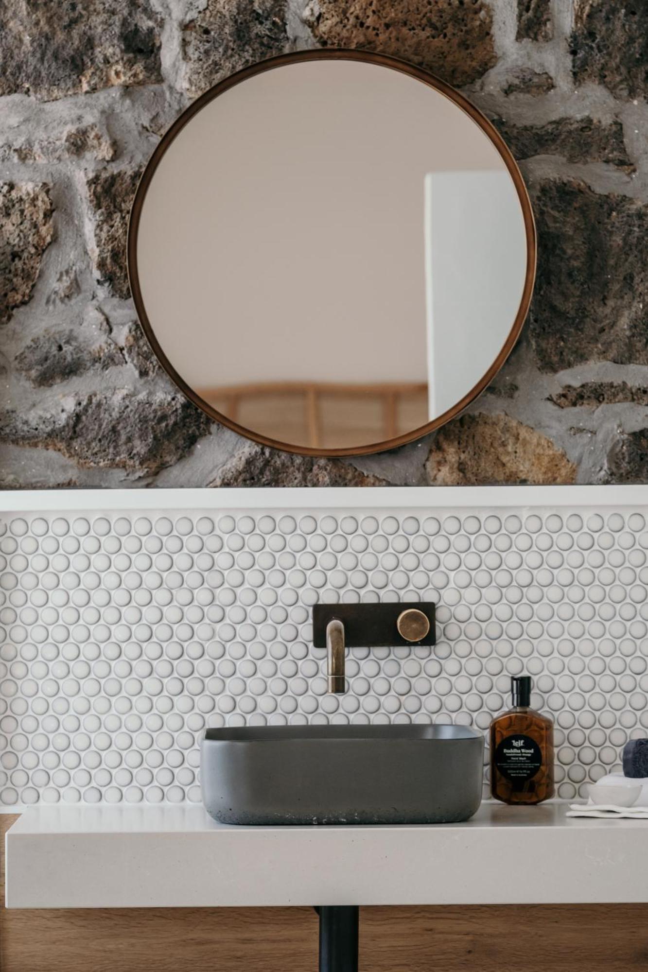 The Oak & Anchor Hotel 仙女港 外观 照片 A bathroom with penny round tiles