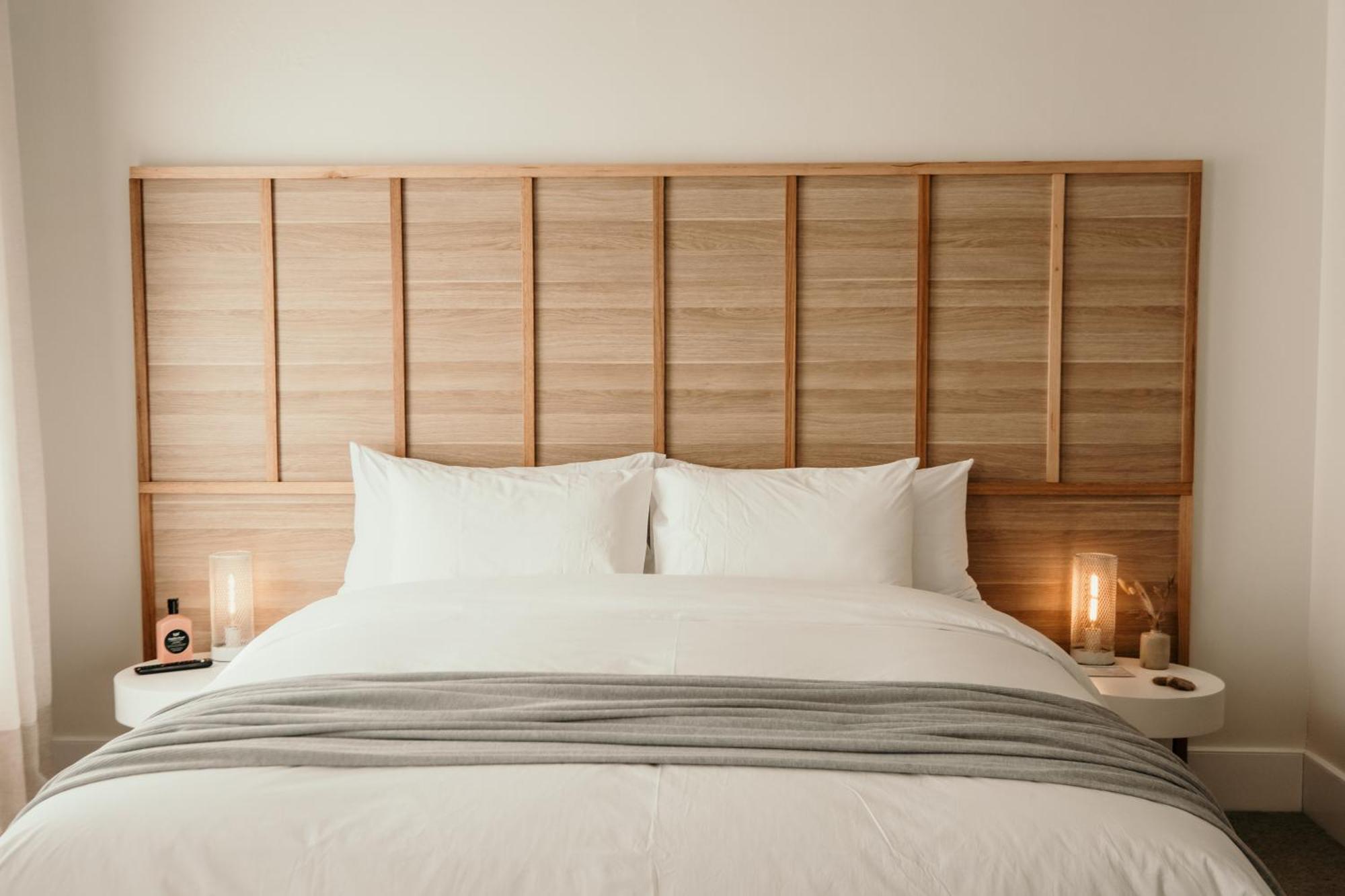 The Oak & Anchor Hotel 仙女港 外观 照片 A bed with a headboard