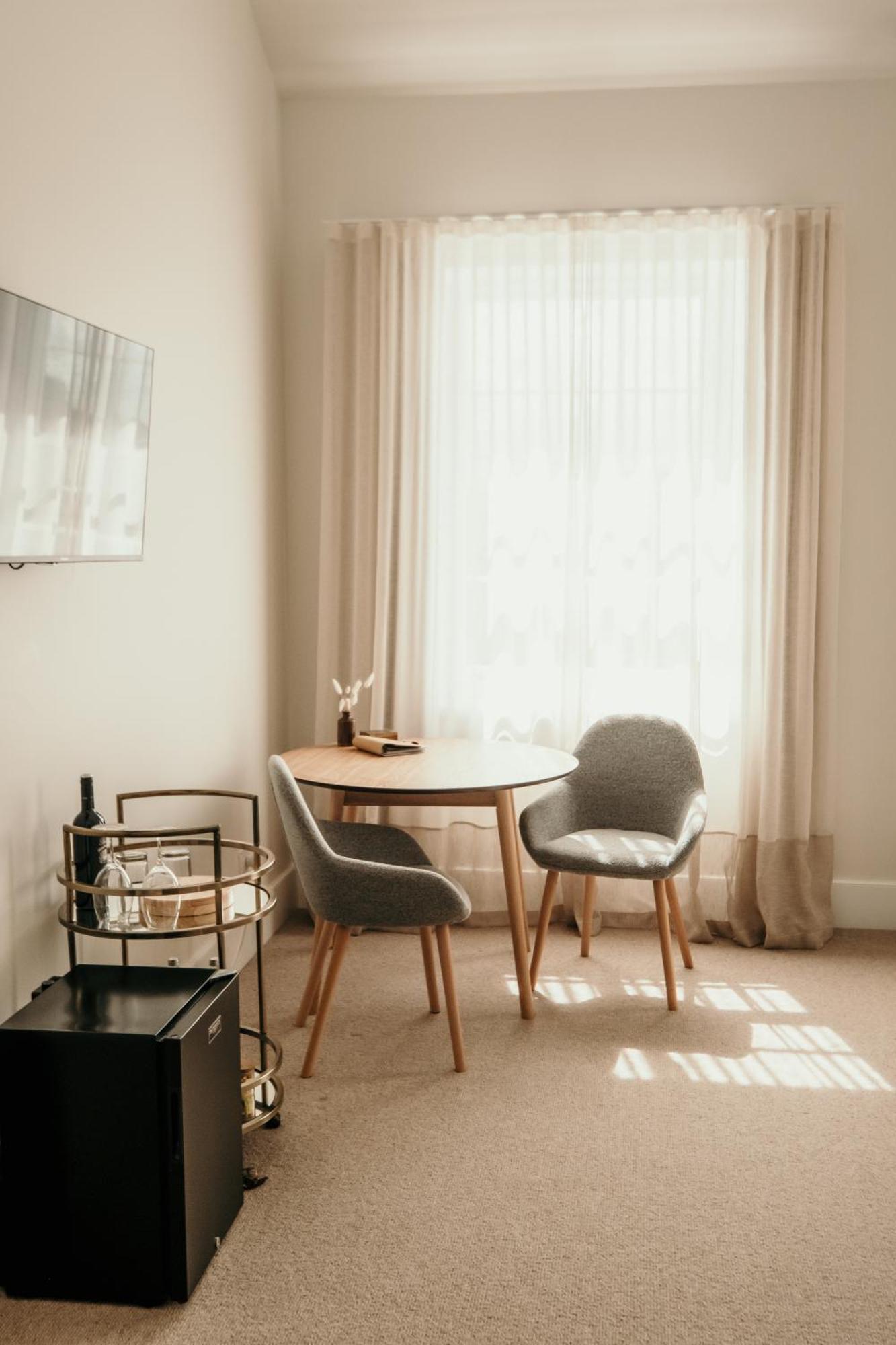 The Oak & Anchor Hotel 仙女港 外观 照片 A room with a table and two chairs