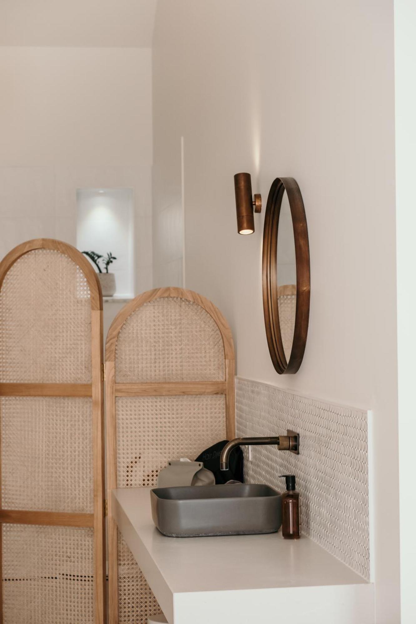 The Oak & Anchor Hotel 仙女港 外观 照片 A wall-mounted mirror