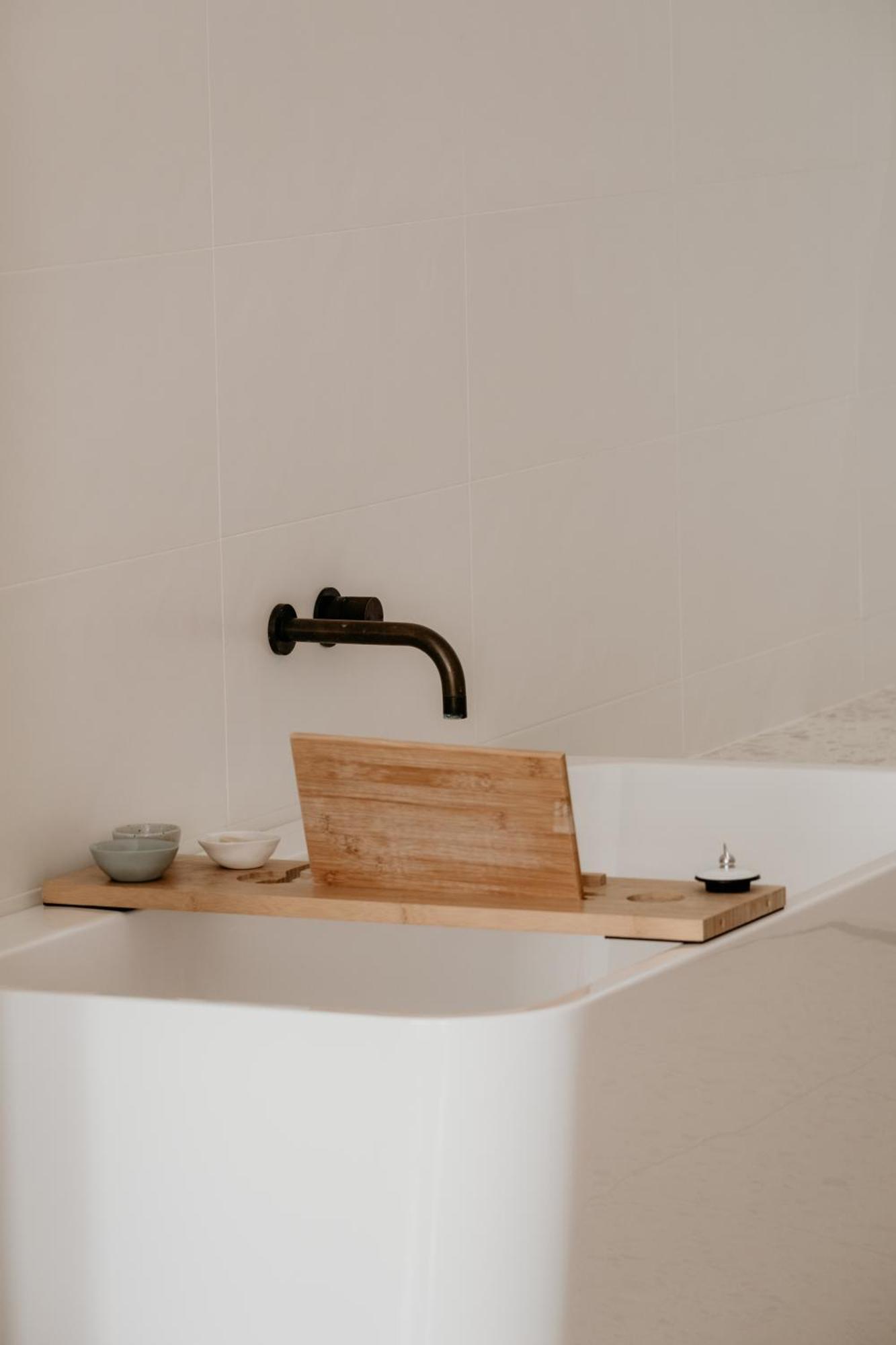 The Oak & Anchor Hotel 仙女港 外观 照片 A bath caddy