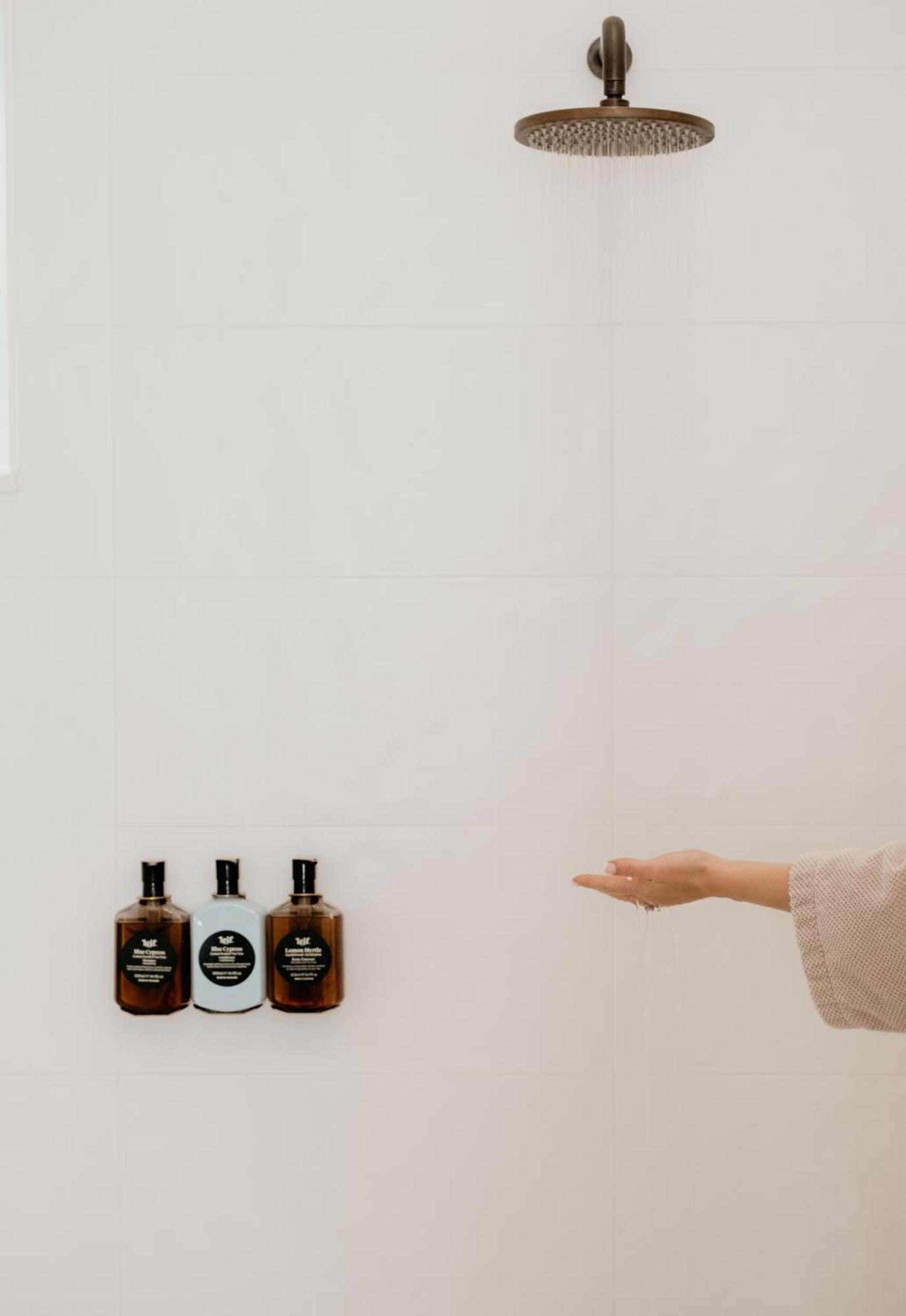 The Oak & Anchor Hotel 仙女港 外观 照片 A hand washing with soap