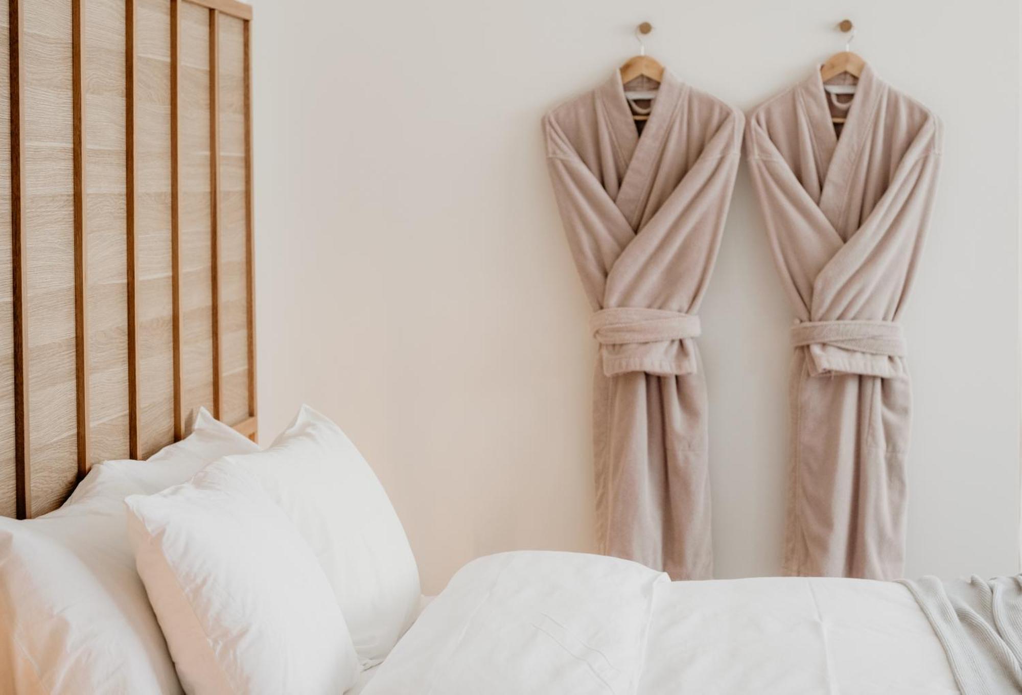 The Oak & Anchor Hotel 仙女港 外观 照片 Two bathrobes hanging on a wall