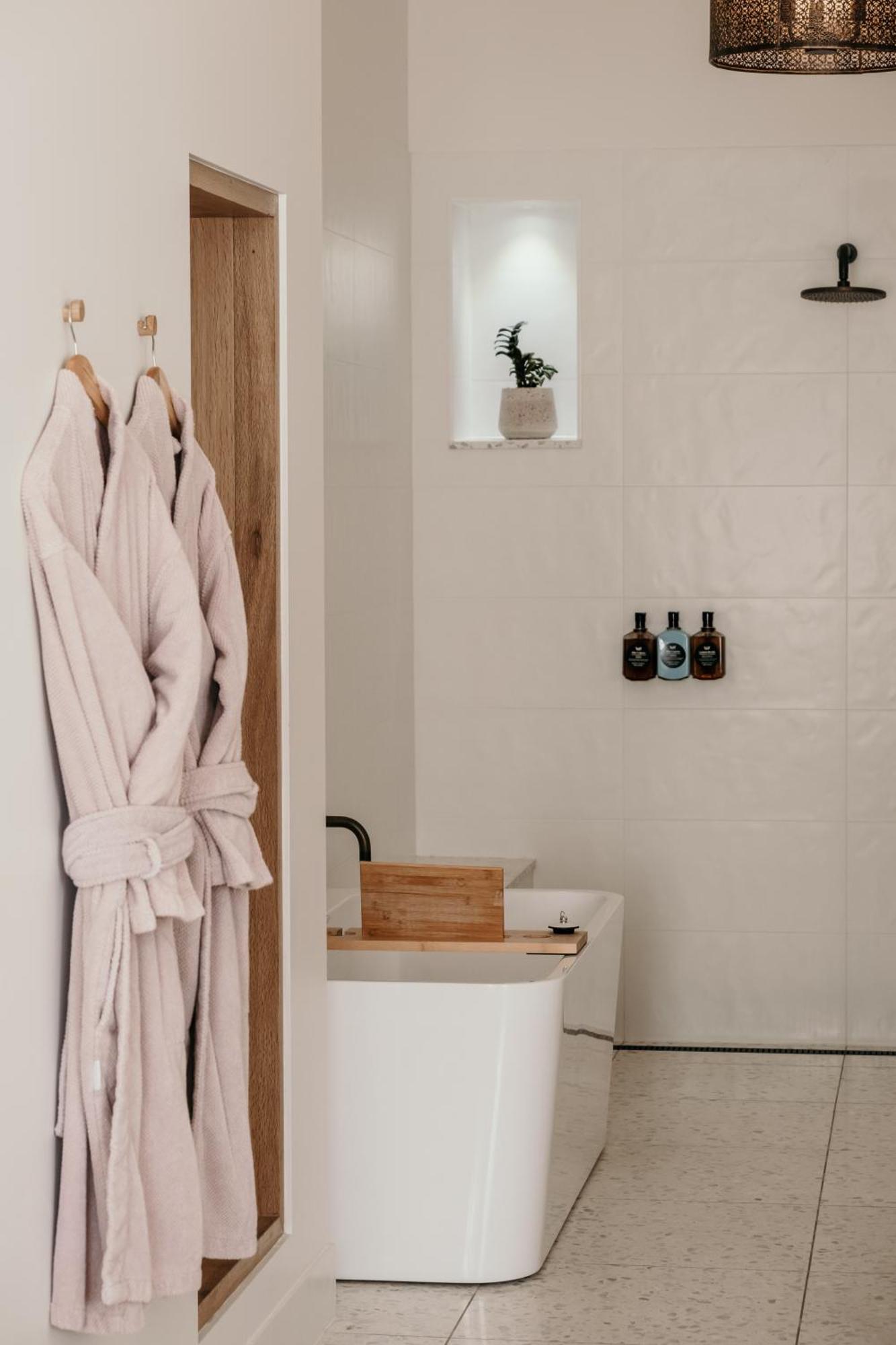 The Oak & Anchor Hotel 仙女港 外观 照片 A bathrobe hanging on a bathroom door