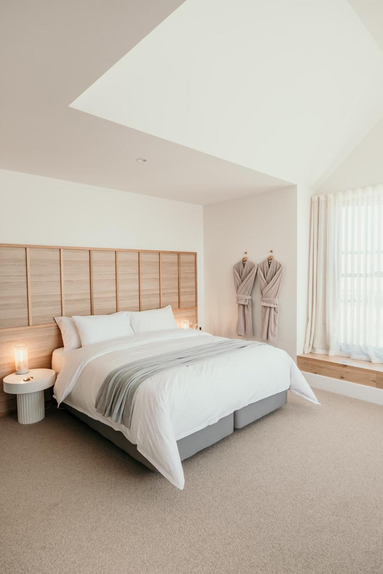 The Oak & Anchor Hotel 仙女港 外观 照片 A bedroom at The Old Bank Hotel