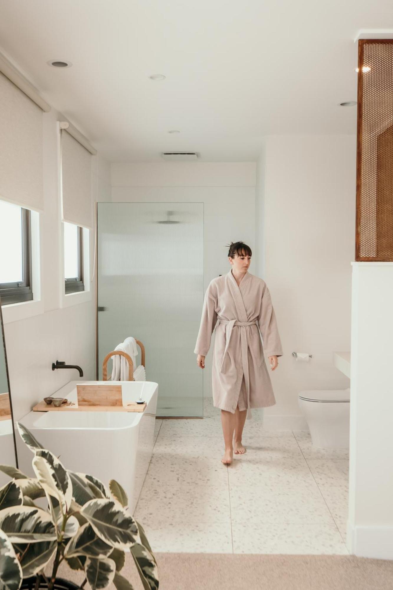The Oak & Anchor Hotel 仙女港 外观 照片 A woman wearing a bathrobe