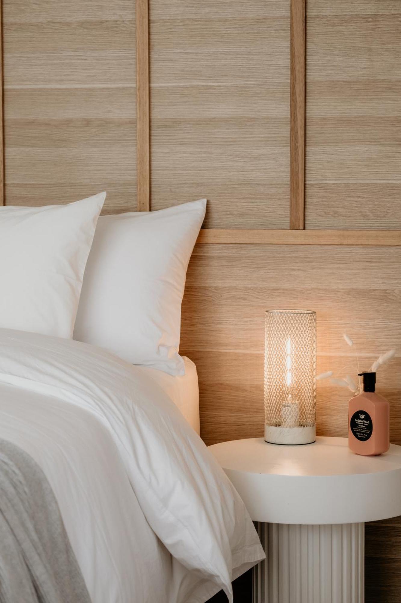 The Oak & Anchor Hotel 仙女港 外观 照片 A candle lamp