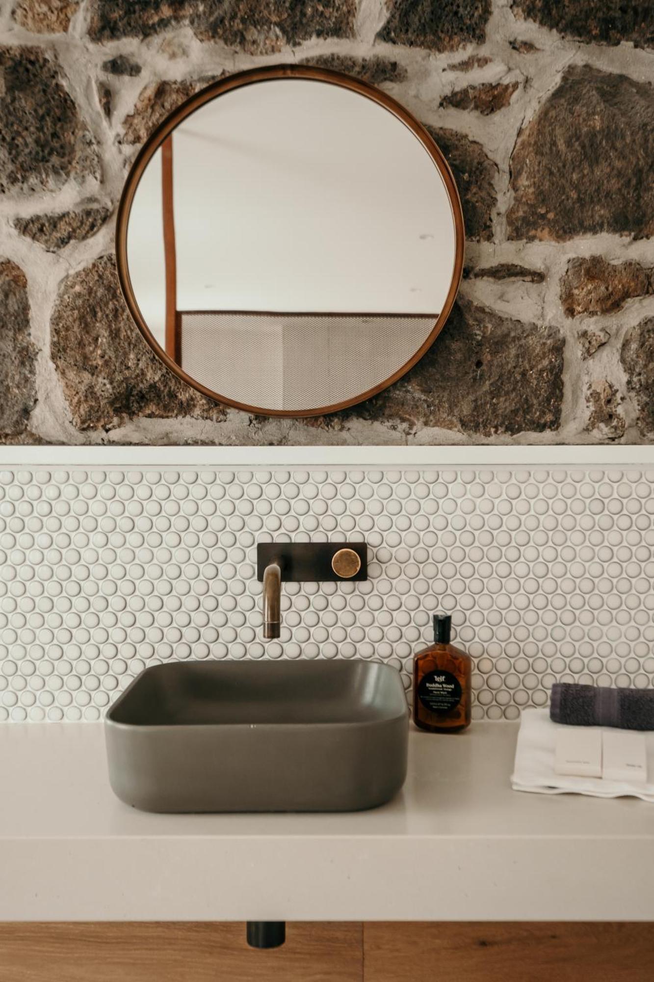 The Oak & Anchor Hotel 仙女港 外观 照片 Bathroom with penny round tiles