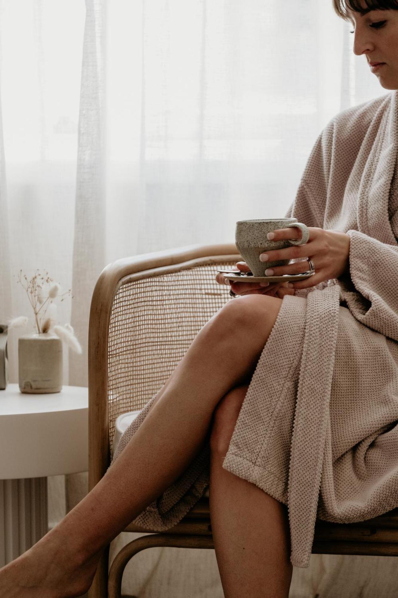 The Oak & Anchor Hotel 仙女港 外观 照片 A woman wearing a bathrobe