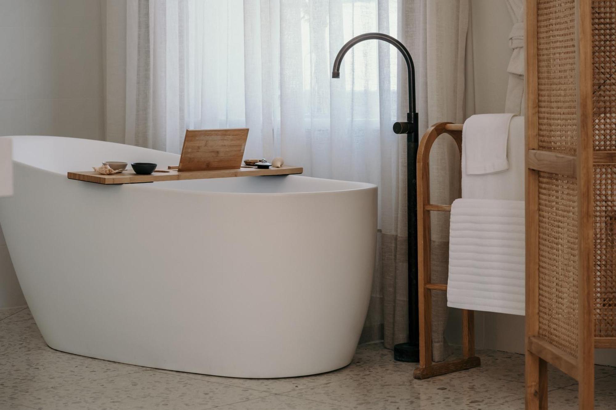 The Oak & Anchor Hotel 仙女港 外观 照片 A freestanding bathtub